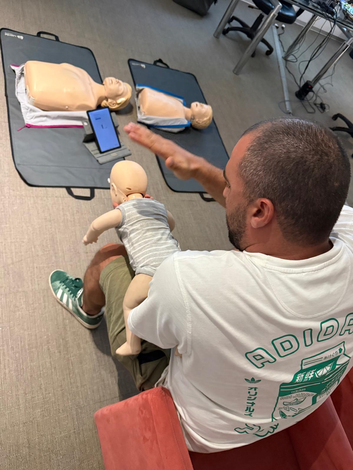 Un partecipante si esercita con un manichino pediatrico e materiale da formazione