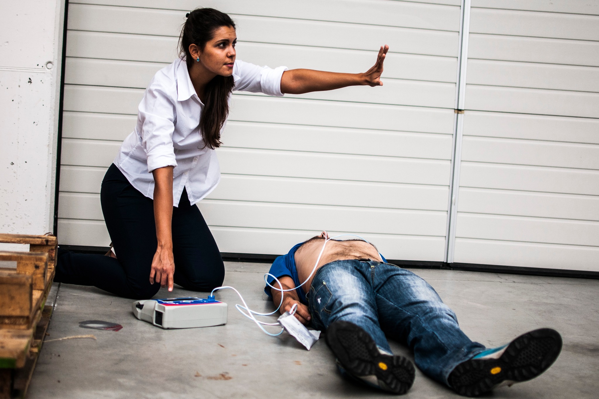 Immagine dimostrativa di utilizzo del defibrillatore in un contesto di soccorso