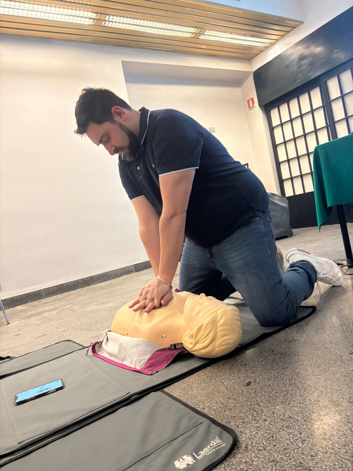 Lorenzo Rovelli durante una dimostrazione pratica su un manichino adulto