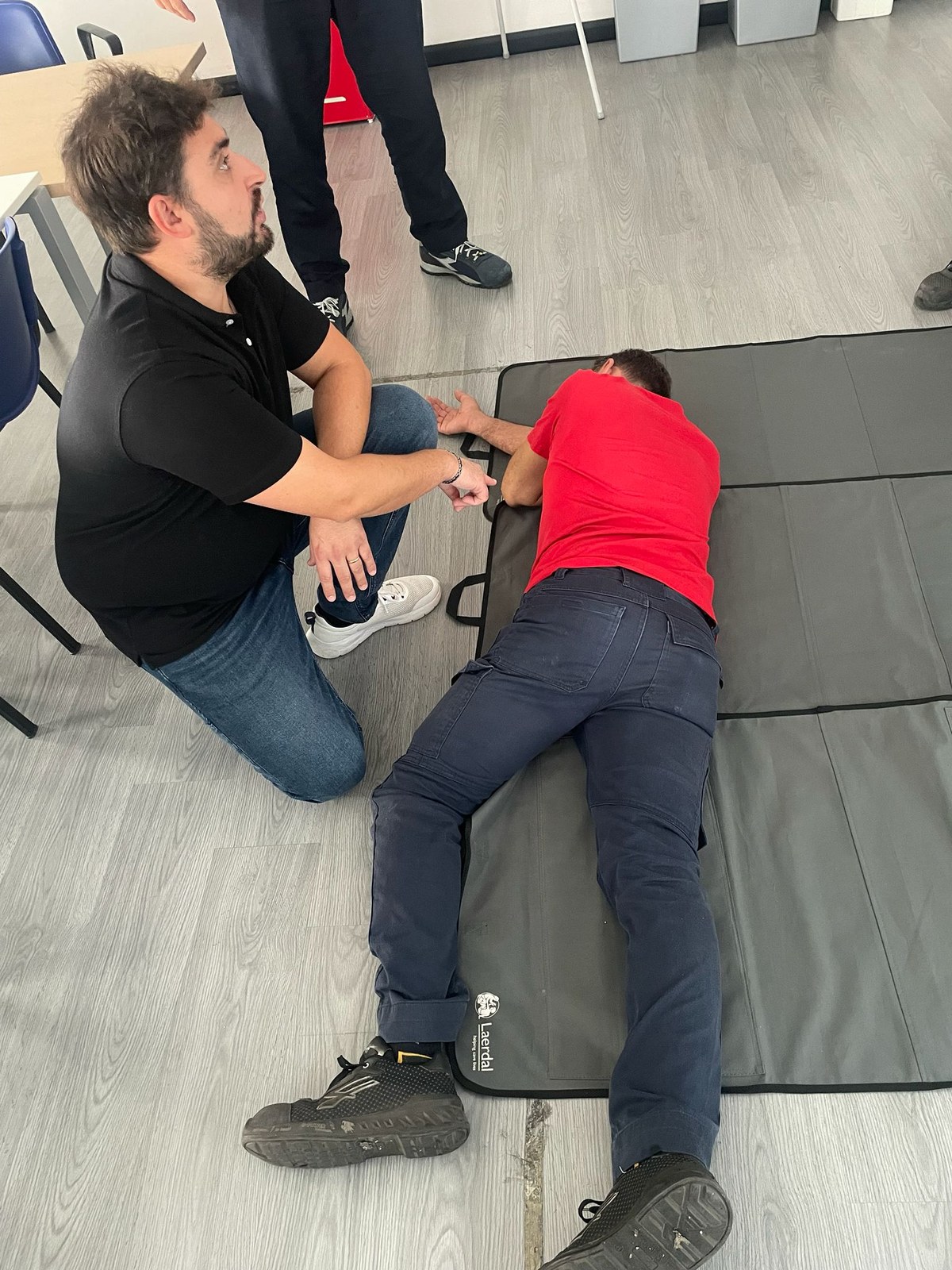Lorenzo Rovelli guida un’esercitazione pratica di primo soccorso